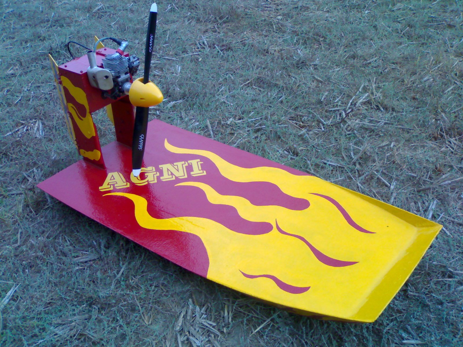 "26cc petrol engine-powered RC airboat with a high-performance propeller system, designed for fast and efficient remote-controlled water navigation."